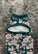Charger l'image dans la galerie, Hoodie de coton biologique (avec ou sans capuche) - Fleuri teal &amp; rose