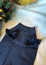 Charger l'image dans la galerie, Chandail  RUFFLES - Trio de sapins sur fond marine