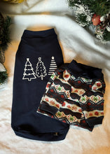 Charger l'image dans la galerie, Chandail  RUFFLES - Trio de sapins sur fond marine