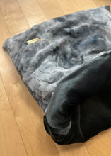 Charger l'image dans la galerie, Sleepybag- Gris chamois &amp; charbon ( intérieur) PRÊT À PARTIR