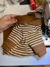 Charger l'image dans la galerie, Chandail long à capuche curve - Caramel &amp; rayé
